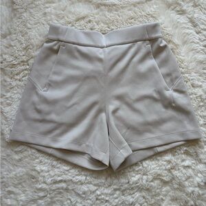 Lululemon Softstreme Relaxed Short 4”, White Opal, Size 4